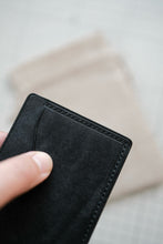 Load image into Gallery viewer, Three Pocket Minimalist - Nero Pueblo Leather