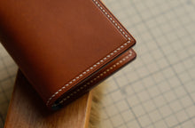 Load image into Gallery viewer, Compact Bifold - Cognac Italian Vegtan and Saphire Chèvre
